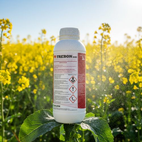 Trebon 30 EC butelka 1L na tle pola kwitnącego rzepaku